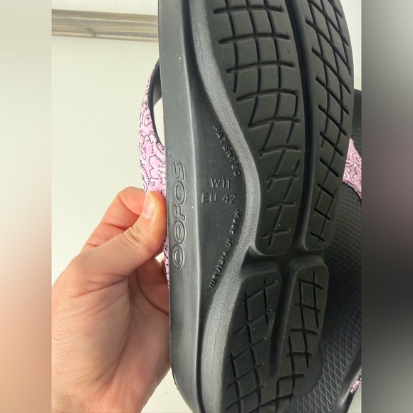 OOFOS OOlala Limited Sandals black and pink bandana pattern - Picture 7 of 8